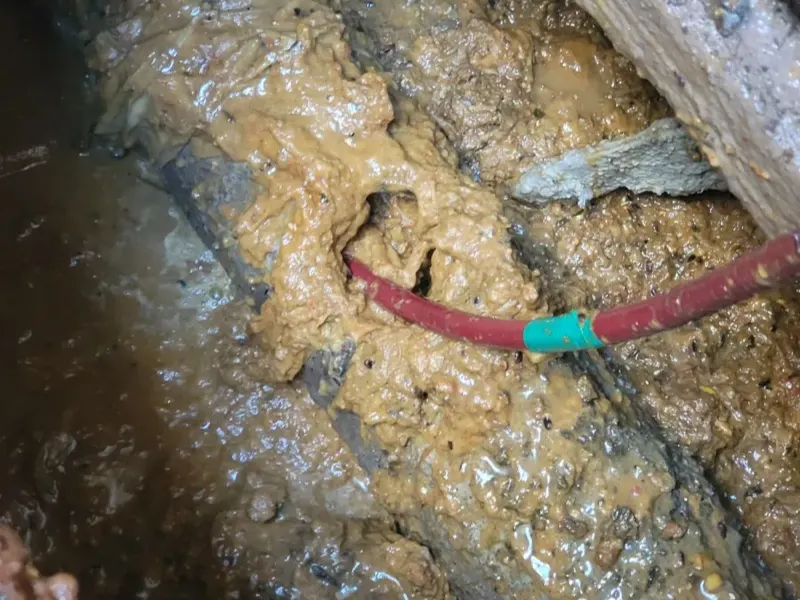 서산 배관 바닥에 쌓인 슬러지