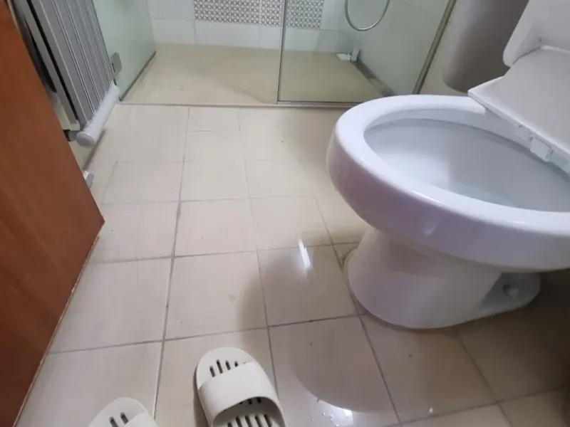 서산 물이 넘쳐 젖은 화장실 바닥