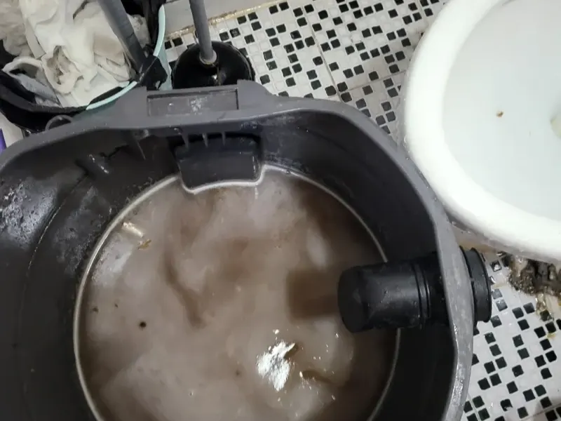 서산 석션 장비 통에 모인 오수